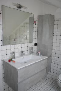 uma casa de banho com um lavatório e um espelho em a 100 metri dal mare em Diano Marina