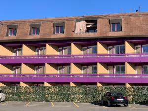 a building with a car parked in front of it at Eh!Toi Self Motel in Etoy