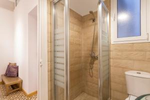 een badkamer met een douche en een toilet bij Apartamento moderno centro Sevilla in Sevilla