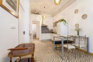 een keuken met een tafel en stoelen in een kamer bij Apartamento moderno centro Sevilla in Sevilla