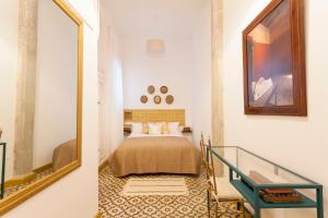 een slaapkamer met een bed en een spiegel bij Apartamento moderno centro Sevilla in Sevilla