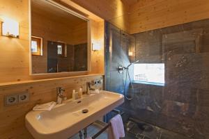 a bathroom with a sink and a mirror at Alpenlofts in Bad Gastein +38 photos