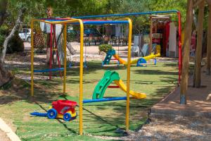 un parque con parque infantil y equipo de juegos en Sun Hotel, en Kineta
