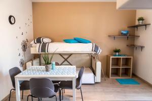 アルコにあるAppartamento la Terrazzaのテーブルと二段ベッドが備わる小さな客室です。