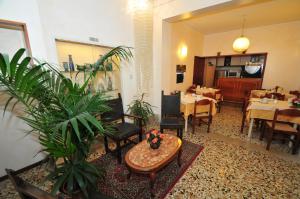 salon ze stołem i jadalnią w obiekcie Locanda Sant'Anna Hotel w Wenecji +21 zdjęć