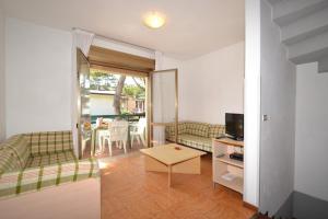 a living room with a couch and a table at Isotta in Bibione