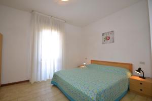 a bedroom with a bed and a window at Isotta in Bibione