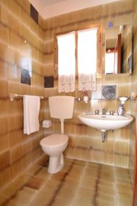 a bathroom with a toilet and a sink at Isotta in Bibione