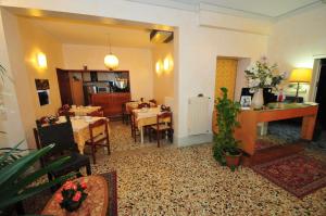 salon ze stołami i krzesłami oraz jadalnią w obiekcie Locanda Sant'Anna Hotel w Wenecji