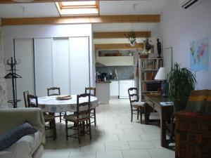 - une cuisine et une salle à manger avec une table et des chaises dans l'établissement La maison des bergers, à Rochechinard