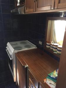 ブレウイル・チェルヴィナイアにあるAppartamento BREUIL CERVINIAの小さなキッチン(カウンター、コンロ付)