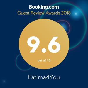 un cartello con sconto per un premio di recensione con un cerchio giallo di Fátima4You a Fátima