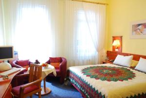 una camera d'albergo con letto e scrivania con computer di Hotel ZUM TURM a Kaub