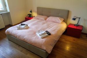 Milano Fashion Suite - CityLife District في ميلانو: غرفة نوم عليها سرير وفوط