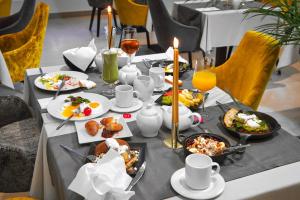 Makanan di atau di tempat lain dekat hotel