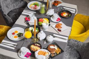 Makanan di atau di tempat lain dekat hotel