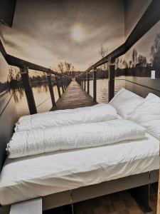 伯恩的住宿－Boutique Hotel BS16 before Bern City Parking gratis，水体上的桥上的一张床位