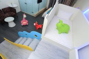 Chi Heng Homestay في ليودونغ: غرفة نوم للأطفال مع سرير مع ألعاب للحيوانات