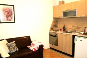 een keuken met een leren bank in een keuken bij Apartment in Aspen Golf in Bansko