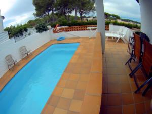 Bazén v ubytovaní VACAY Villa Lin, aire libre y piscina! en la Costa Brava, L'Escala! alebo v jeho blízkosti