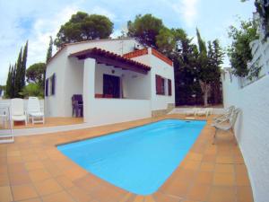 Bazén v ubytovaní VACAY Villa Lin, aire libre y piscina! en la Costa Brava, L'Escala! alebo v jeho blízkosti