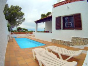 Bazén v ubytovaní VACAY Villa Lin, aire libre y piscina! en la Costa Brava, L'Escala! alebo v jeho blízkosti