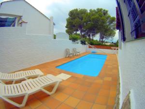 Bazén v ubytovaní VACAY Villa Lin, aire libre y piscina! en la Costa Brava, L'Escala! alebo v jeho blízkosti