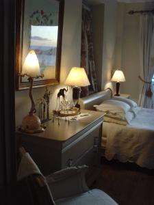 ein Schlafzimmer mit einem Bett und einem Tisch mit zwei Lampen in der Unterkunft Les Terrasses du Lac- Villa Le LAC Cottage au Bord du Lac d'Annecy - in Veyrier-du-Lac