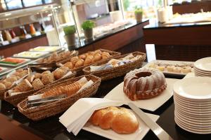 um buffet de produtos de pastelaria e pães numa mesa em Thermenhotel Karawankenhof em Villach