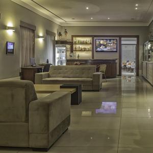 Ο χώρος του lounge ή του μπαρ στο Hotel Dominguez Plaza