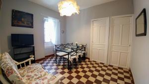 TV a/nebo společenská místnost v ubytování Apartamento Plaza de Doña Elvira 8