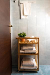 bagno con mensola, asciugamani e doccia di F & B Collection - Apartment for 3 a Salonicco