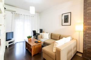 sala de estar con sofá y TV en F & B Collection - Apartment for 3, en Tesalónica
