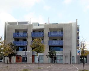 ein Gebäude mit blauen Balkonen auf der Seite in der Unterkunft Appartamento Piazza dei Popoli in San Giovanni Teatino