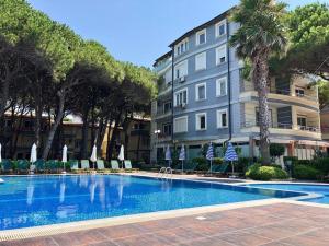 Swimmingpoolen hos eller tæt på Mali i Robit Beachfront Apartment