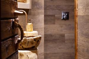 ein Bad mit einem Waschbecken und einer Dusche in der Unterkunft Hotel Astoria in Fiera di Primiero