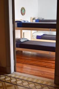 a room with two bunk beds in a room at Be King Hostel in Rosario