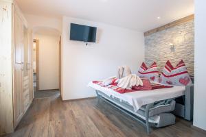 TV a/nebo společenská místnost v ubytování Chalet Holzerstubn