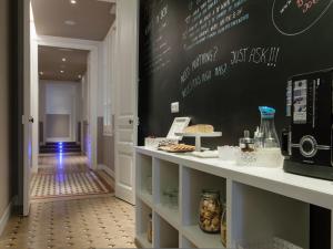 a restaurant with a black wall and a counter with food at Ecozentric in Barcelona
