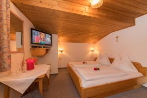 a hotel room with two beds and a flat screen tv at Teufenbachgut in Lend