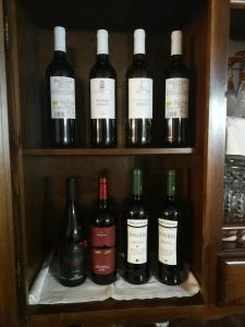 une armoire remplie de nombreuses bouteilles de vin dans l'établissement Hotel Mirage, à Messina