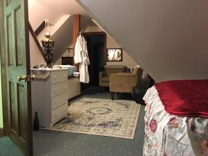 1 dormitorio con 1 cama y vestidor en una habitación en Inn Victoria, en Chester