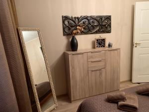 espejo y tocador en un dormitorio con cama en Just Apartments, en Tallin