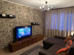 sala de estar con TV de pantalla plana en la pared en Just Apartments en Tallin