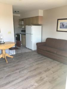 Η κουζίνα ή μικρή κουζίνα στο All Suites Inn Budget Host +21 φωτογραφίες