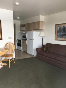 uma sala de estar com um sofá e uma mesa em All Suites Inn Budget Host em Lewisburg