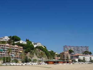 Blick auf einen Strand mit Gebäuden auf einem Hügel in der Unterkunft Duplex en frente de la playa al lado de Barcelona in Canet de Mar