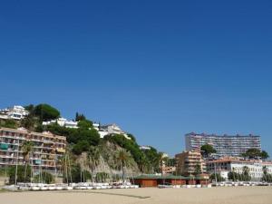a view of a beach with buildings on a hill at Duplex en frente de la playa al lado de Barcelona in Canet de Mar
