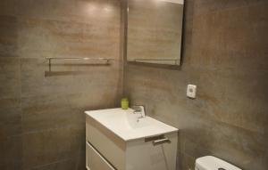 ein Badezimmer mit Waschbecken, Spiegel und Toilette in der Unterkunft Duplex en frente de la playa al lado de Barcelona in Canet de Mar