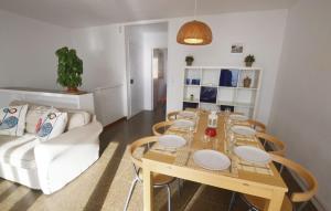 ein Wohnzimmer mit einem Tisch mit Stühlen und einer Couch in der Unterkunft Duplex en frente de la playa al lado de Barcelona in Canet de Mar + 20 Fotos